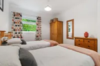 St Helens Apartment 2 - Short Walk to Beach Hotels in Amroth