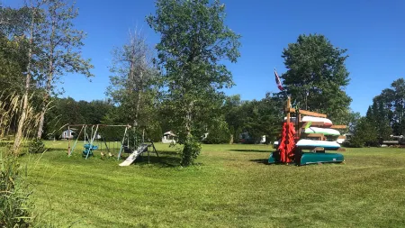 Staying by the Lakeside Cottages Отели в г. Брюс Майнс