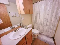 Charming & Cozy Apartment w/ Hot tub patio. Hotels in Kenmore