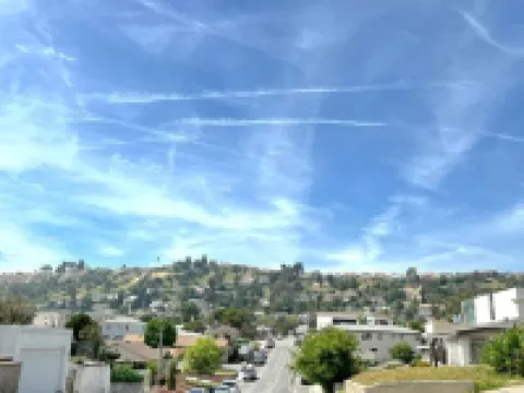 Modern clean relaxing gateway! Close to all LA fun!