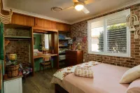 Salty Crew villa , Central spot , Pet friendly ,private garden oasis secure yard