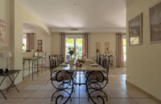 Splendid Provencal Villa with Air-Conditoning, Heated Pool and Outside kitchen