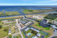 Everglades Gator at Rolands King Beds cozy clean stay