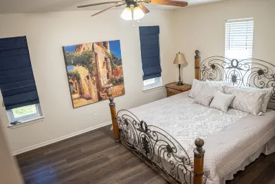 Beautifully remodeled Boerne Charm home located minutes from downtown Patrick Heath Public Library附近的飯店