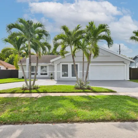 Spacious 4 bedrooms, 2 bathroom house with pool