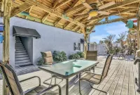 Snowbirds save 50% Clean , pets, beachside apt. Downtown Flagler Beach -Sleeps 4