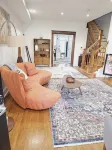 The Hearth! On site parking! Minutes to restaurants, groceries and nightlife. 블루밍데일 호텔