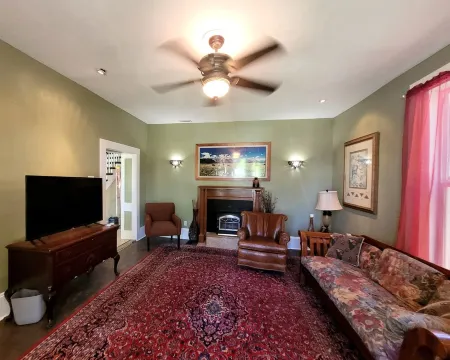 Historic Western Oasis w/AC & Parklike Backyard