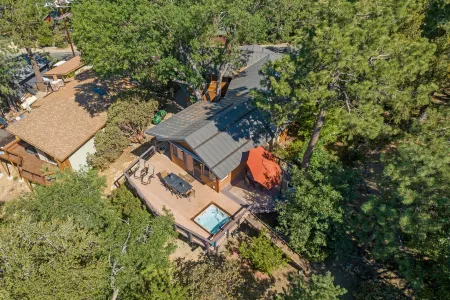 Serene Mountain Retreat with Hot Tub and Koi Pond - Luxurious Getaway