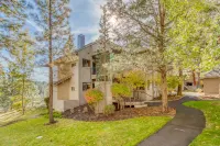 Spectacular Retreat - Riverfront Views, Hot Tub, Fireplace Hotels in Sunriver