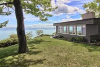 Secluded Oasis with Majestic Water Views - Stunning Retreat Elmwood Charter Township住宿飯店