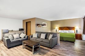 Econo Lodge Inn & Suites