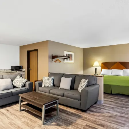 Econo Lodge Inn & Suites