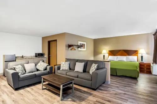 Econo Lodge Inn & Suites - 2-Star