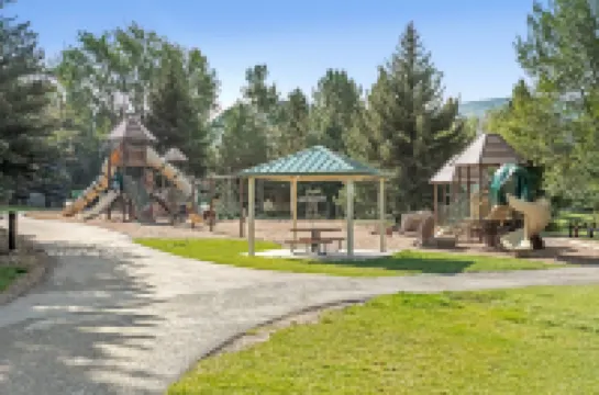 Charming Lake Access and Cozy Comfort - Delightful Mountain Retreat