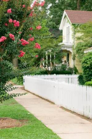 Cozy Cottage with Modern Amenities - Charming Downtown Retreat