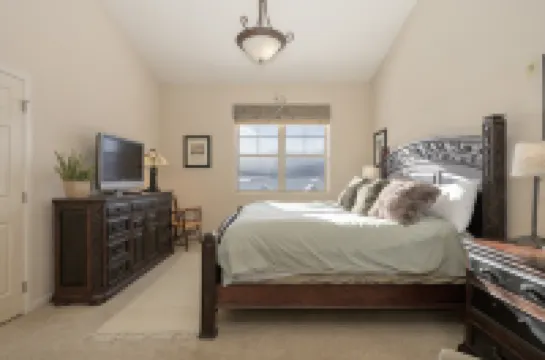 Cozy Living Space and Stunning Mountain Views - Inviting Retreat