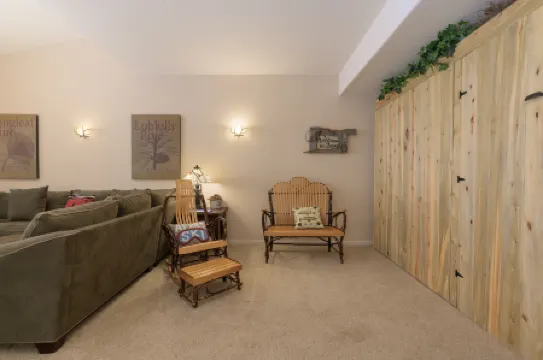 Cozy Living Space and Stunning Mountain Views - Inviting Retreat