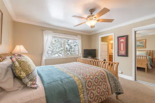 Bright Living Space and Enclosed Deck - Charming Lake Retreat