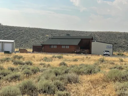 4-bedroom apartment right across from rodeo in cody - or rent the whole lodge! Отели в г. Коди