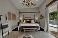 Fenced Courtyard and Relaxing Hot Tub - Exquisite Cottage