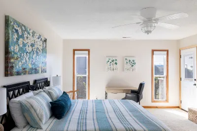 Spacious Deck and Unique Fun Activities - Inviting Coastal Retreat 파인 놀 쇼어스 주변 호텔