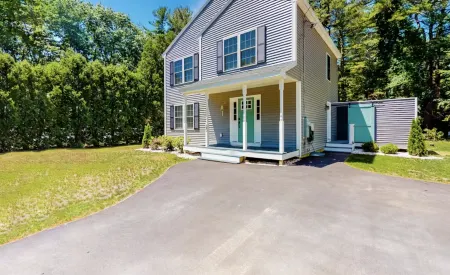 Spacious Backyard with Firepit and Luxurious Outdoor Shower - Modern Serenity Отели рядом с достопримечательностью «Футбридж Бич»