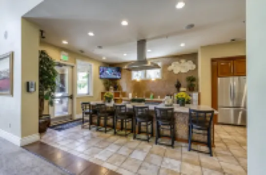 Luxury 2BR 2BA Apartment with Pool, Gym & Theater Hotels in 