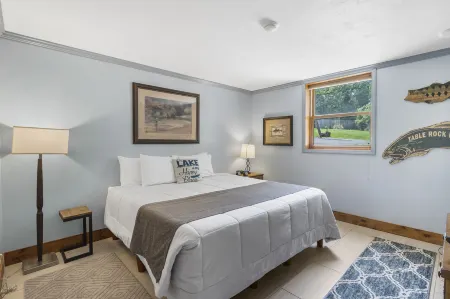 Lakefront Oasis with Whirlpool Tub and Kitchenette - Charming Retreat