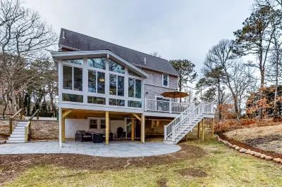 Cheery house with deck, sunroom & patio - short walk to pond, beach & Rail Trail 케이프 코드 레일 트레일 주변 호텔