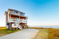 Waterfront home with stunning Sound view, private hot tub, pool - 2 dogs OK 하테라스 곶 등대 주변 호텔