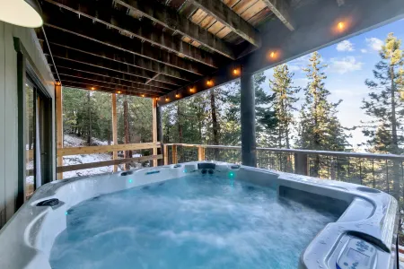 Heavenly lakeview home with hot tub and large kitchen Luxe42
