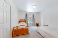 Wild Woods House - Unit 1: Woodsy Retreat in OR - 3BR 2BA - Sleeps 9 - Creekside Bliss