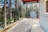 Moose Tracks Hideaway Hotels in Crestline