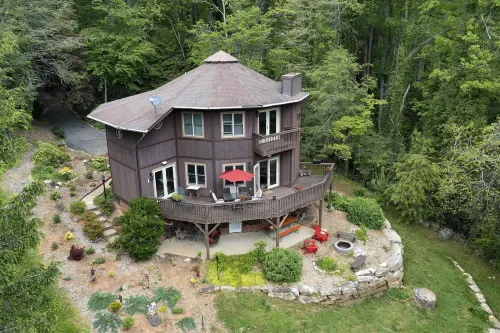 Scenic Views and Cozy Outdoor Space - Charming Mountain Retreat