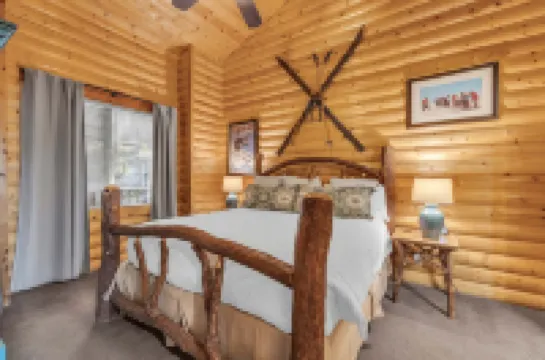 Charming Mountain Retreat with Hot Tub - Stylish Cozy Escape