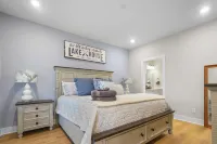 Spacious Living and Lush Greenery - Inviting Townhome Retreat Hotel a Green Hill