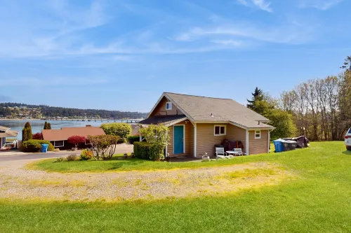 Tranquil cottage with mountain view, fast WiFi & W/D - walk to waterfront Hotels in Gig Harbor