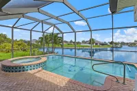 Private Pool, Hot Tub and Waterfront Views - Spacious Tranquil Escape Hotel di Cape Coral