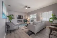 Deck, Grill Access and Convenient Amenities - Charming Escape فنادق في بينيلاس بارك