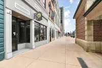 Stylish Space Near Historic Sites - Charming Rustic Retreat