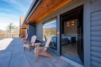 Kitchenette, Smart TV and Poolside Deck Views - Cozy Retreat Hotel a Terra Alta