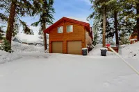 Spacious cabin with WiFi, gas fireplace, AC, hot tub, & seasonal pool