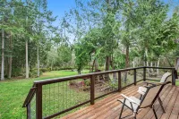 Gorgeous Wooded Retreat w/ Fireplace, Firepit, Deck, Yard, Washer/Dryer