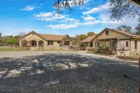Charming Cottage with Unique Grotto Access - Cozy Hill Country Retreat Hotels in Dripping Springs