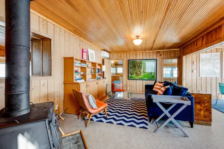 Waterfront Home on Puget Sound w/ Stunning Mount Rainier View, Deck, & Bunkhouse Отели в г. Растон