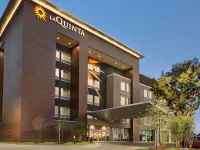 La Quinta Inn & Suites by Wyndham Austin South Hotels near Garrison Park