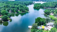 Sparkling Pool and Scenic Lake Views - Exquisite Waterfront Retreat Hotels in Steele Creek