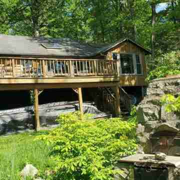 Charming 2-bedroom cabin with a stunning view Others