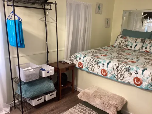 Cute Cottage, Pet Friendly- Near Public Beach .